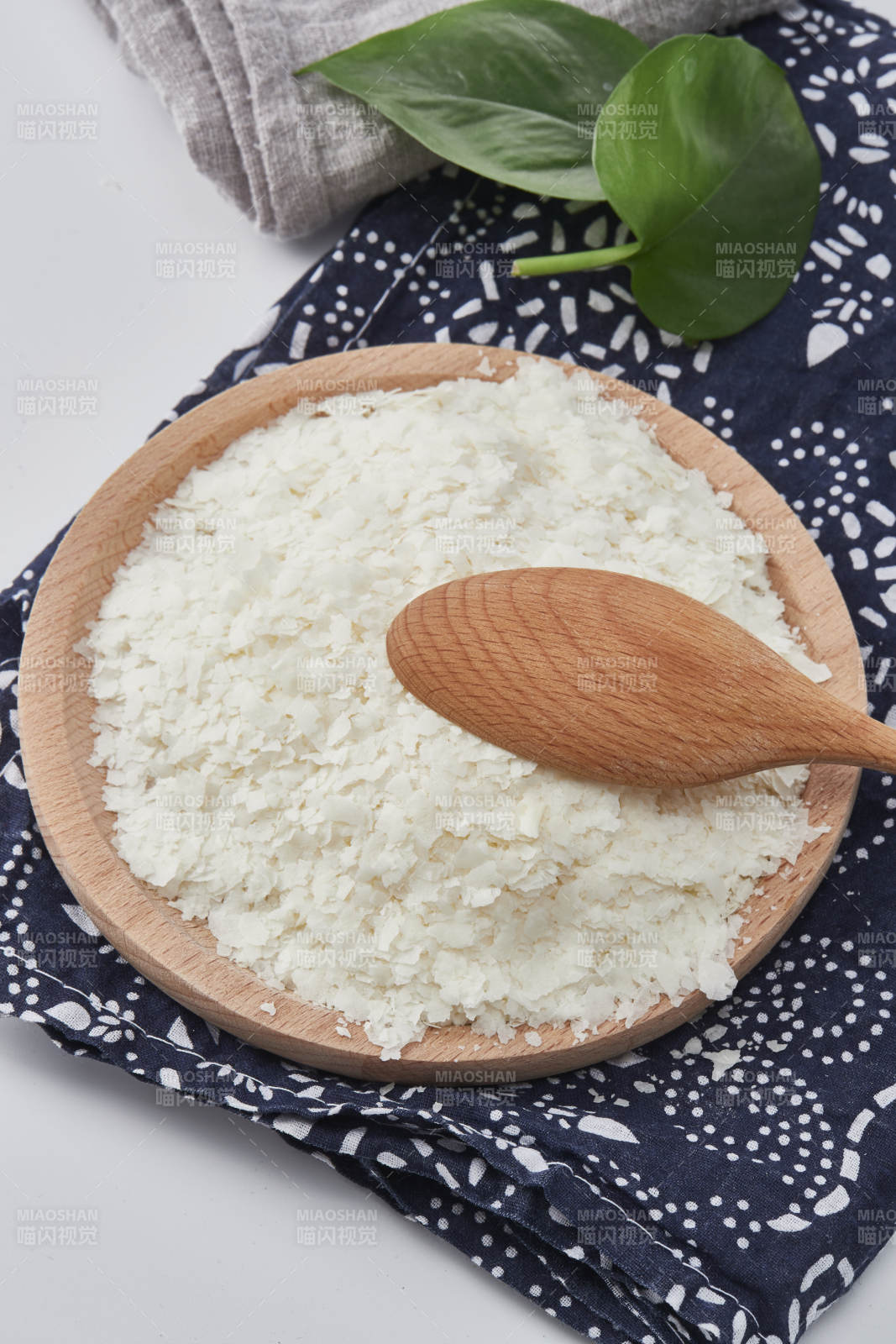 白色背景上的速食土豆泥顆粒