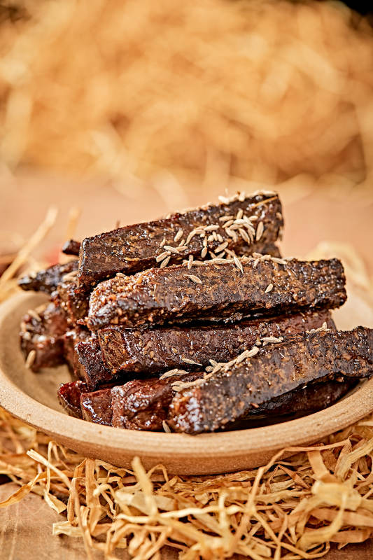 陶瓷餐具装摆的内蒙古特产牛肉干