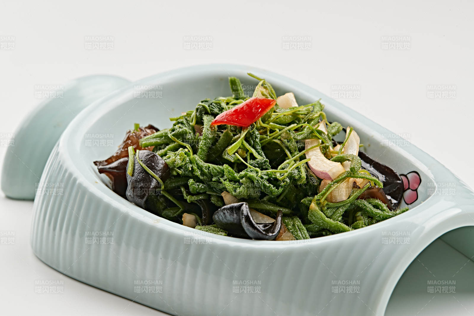 精美餐具裝的木耳洋蔥拌蕨菜