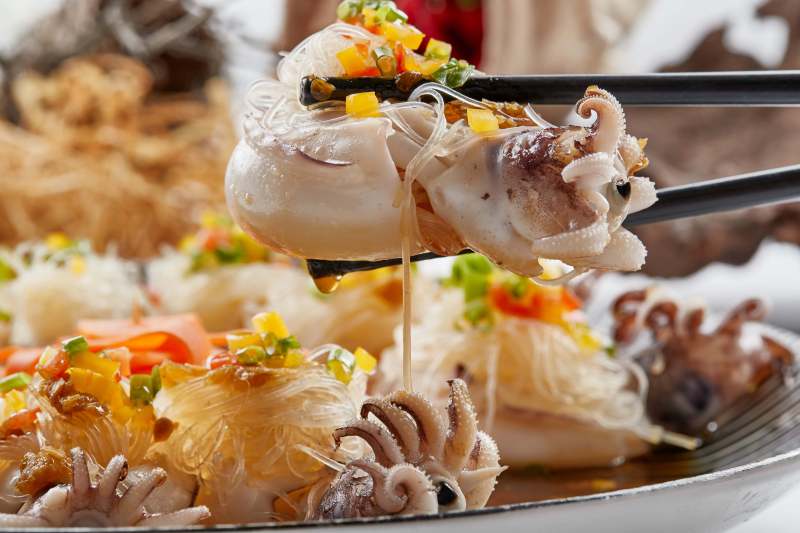 精美餐具装的蒜蓉粉丝蒸籽乌