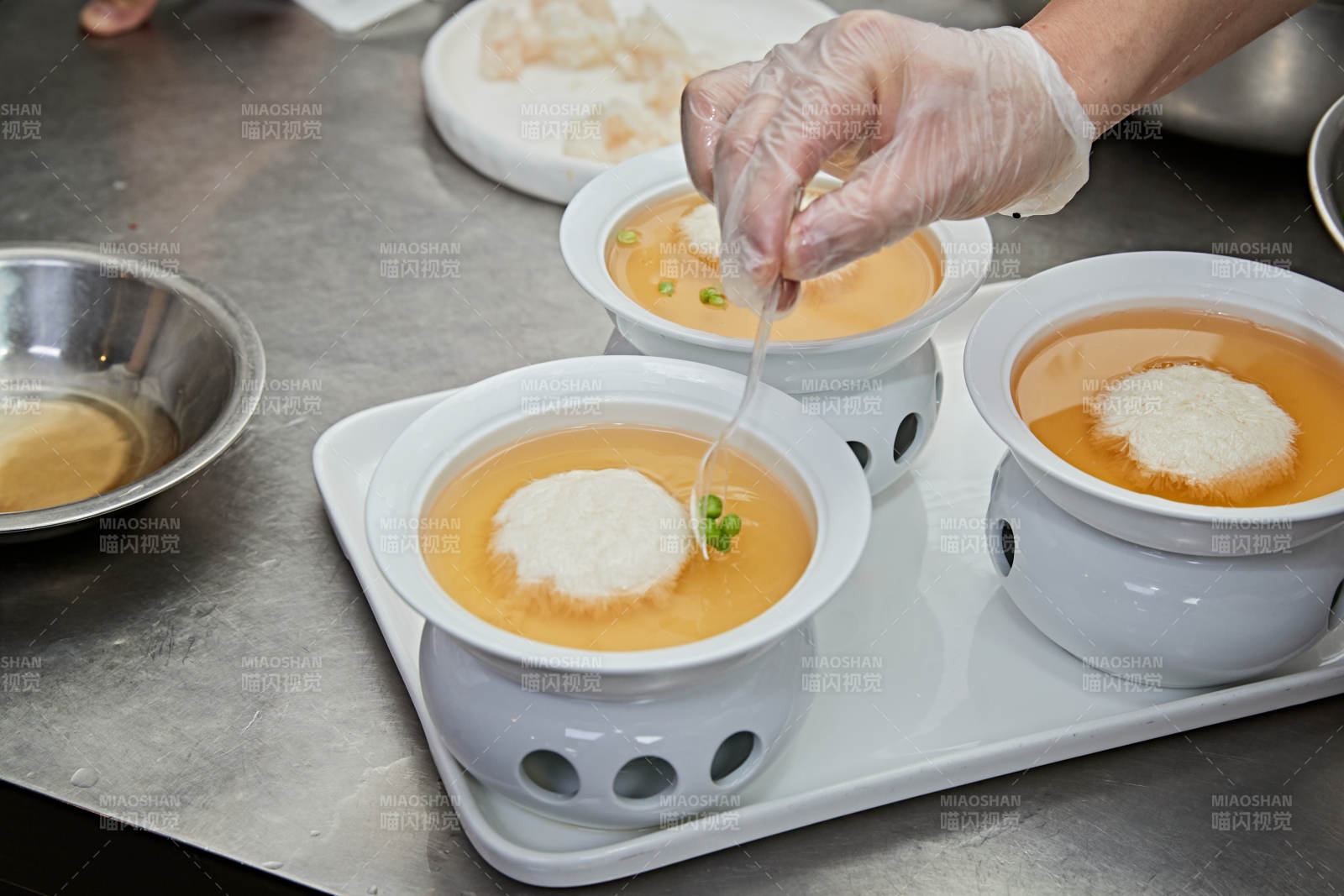 人與食物緊張忙碌的中餐廚房