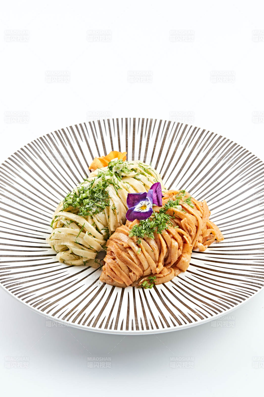 精美瓷餐具裝的雙味雙色蕎麥面