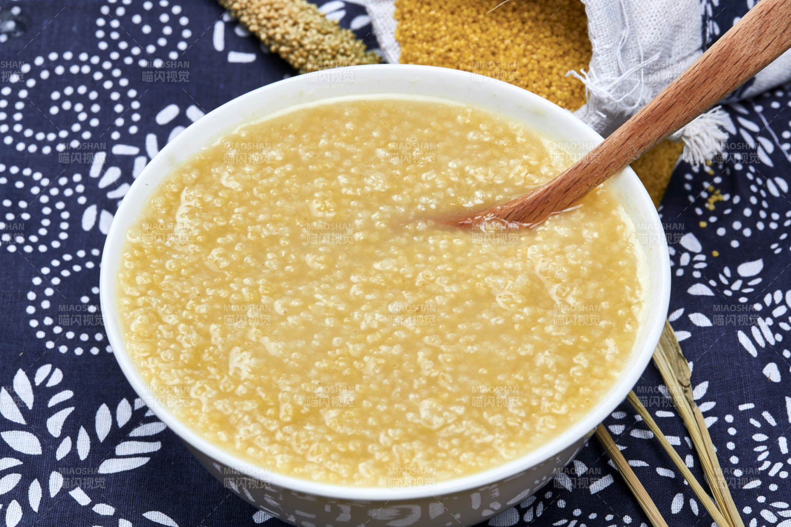 手持木勺?起的美味香濃小米粥