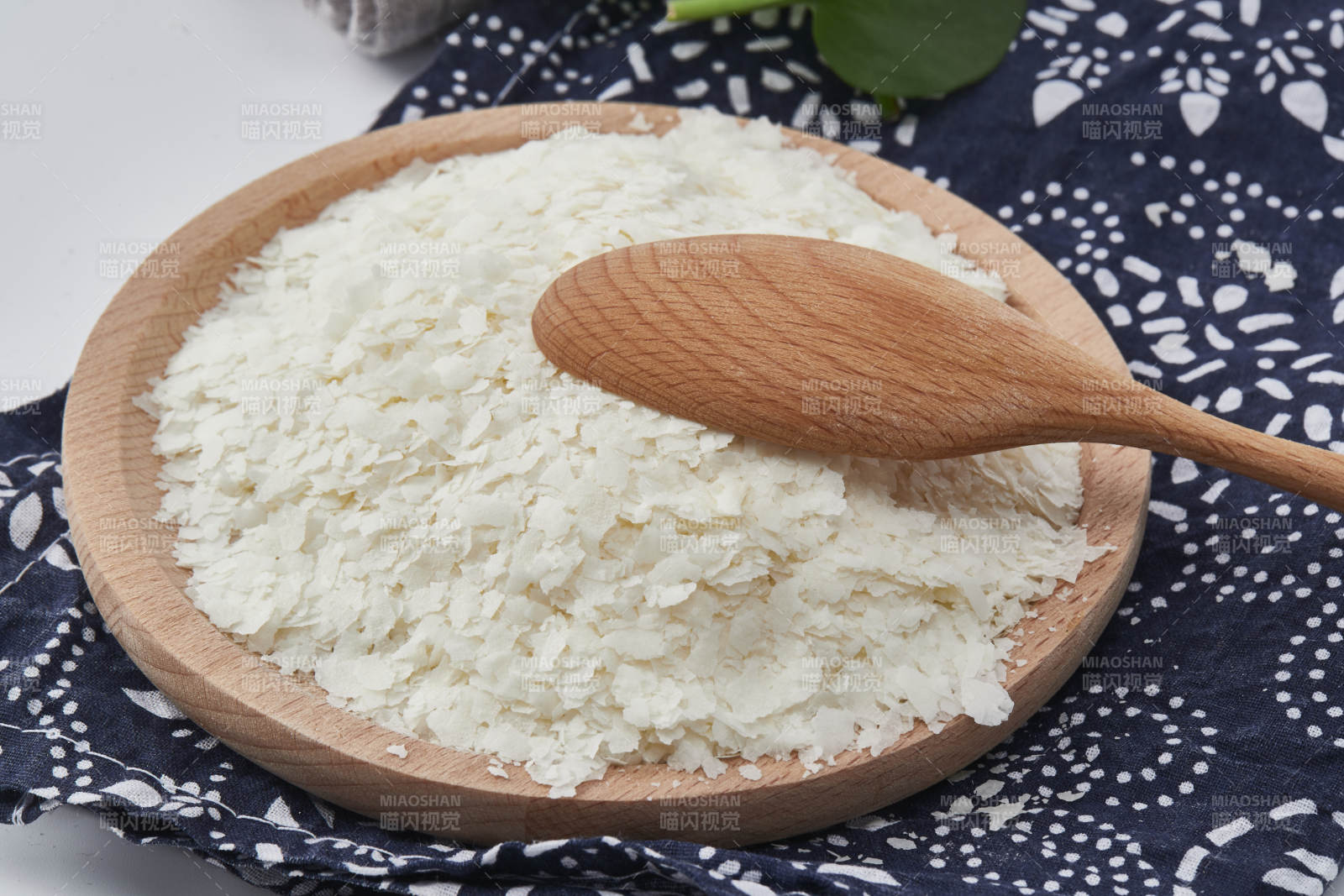 白色背景上的速食土豆泥顆粒