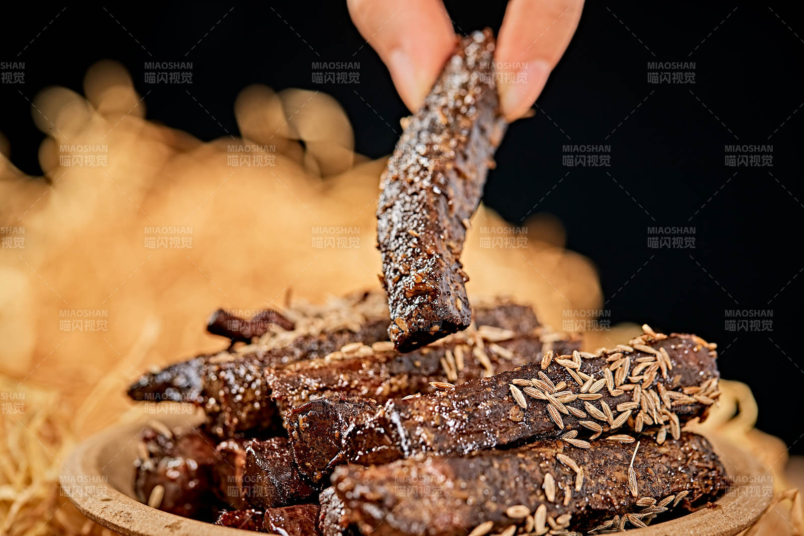陶瓷餐具装摆的内蒙古特产牛肉干