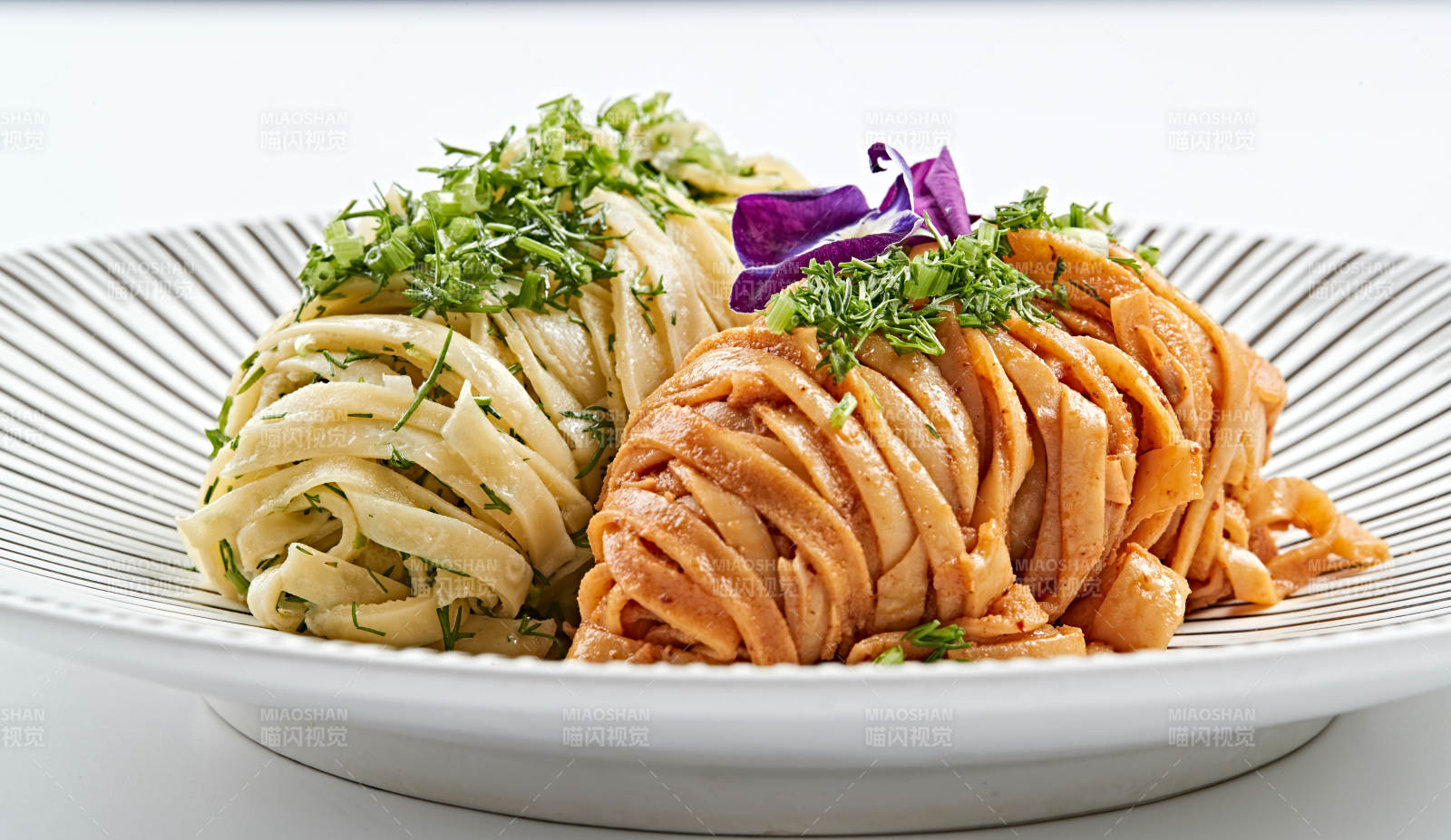 精美瓷餐具裝的雙味雙色蕎麥面