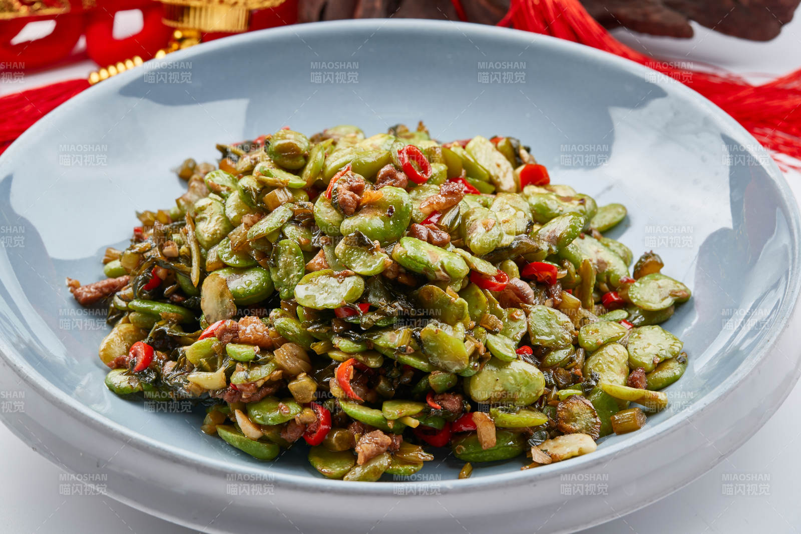 精美餐具裝的香辣肉沫雪菜炒蠶豆