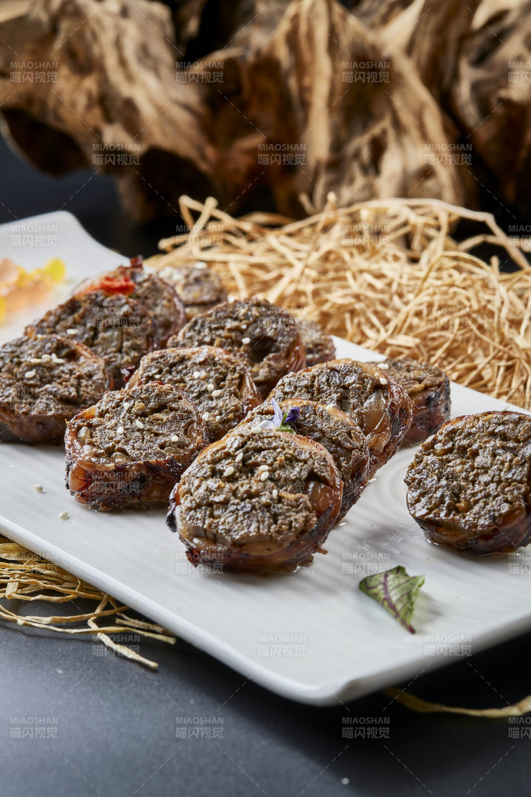 磁盤裝的炭烤羊場包羊肝