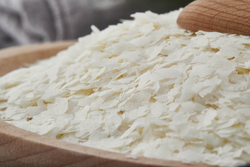 白色背景上的速食土豆泥顆粒