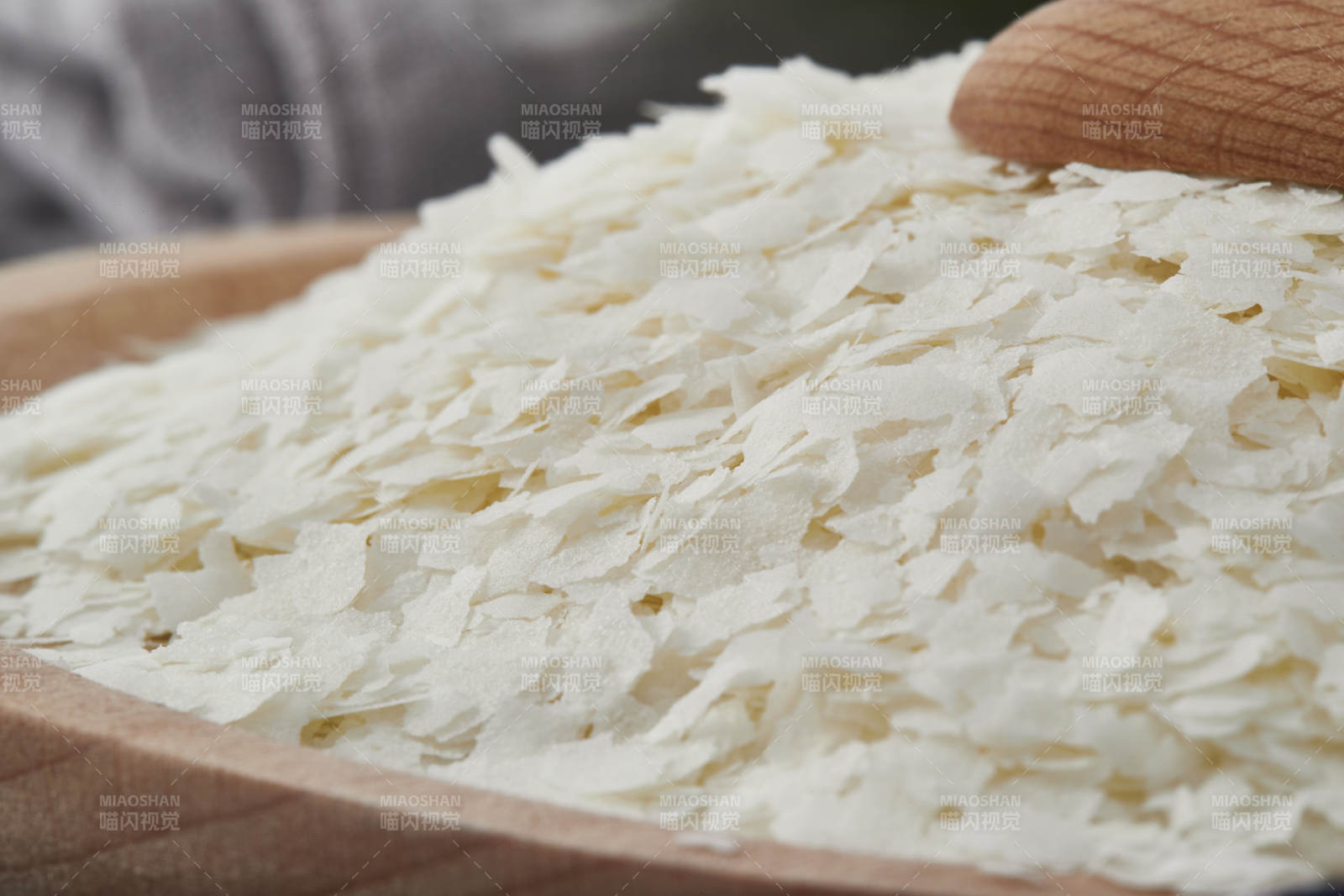 白色背景上的速食土豆泥顆粒