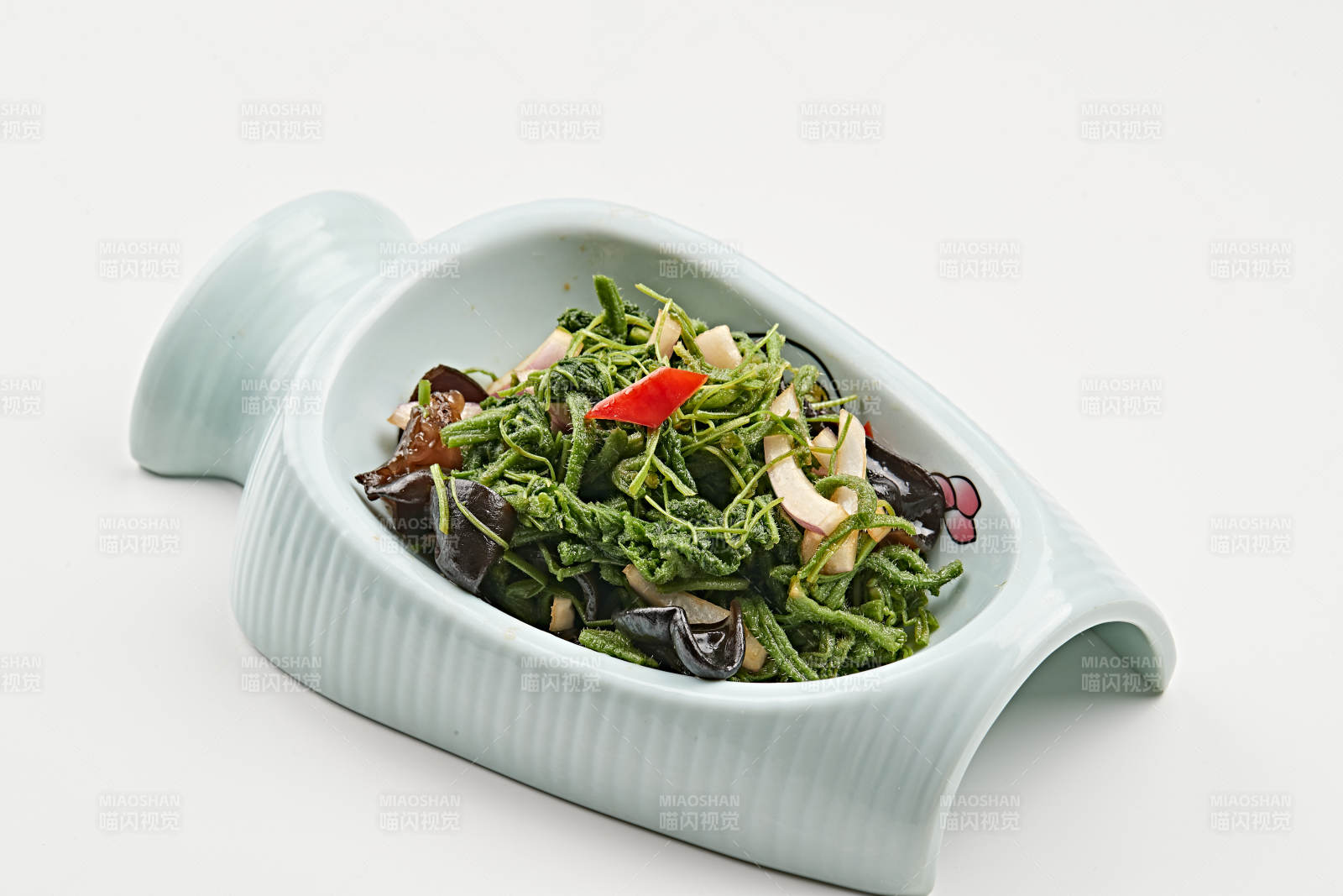 精美餐具裝的木耳洋蔥拌蕨菜