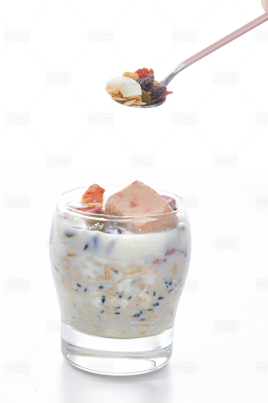 美味健康的營養(yǎng)早餐堅(jiān)果混合烤燕麥