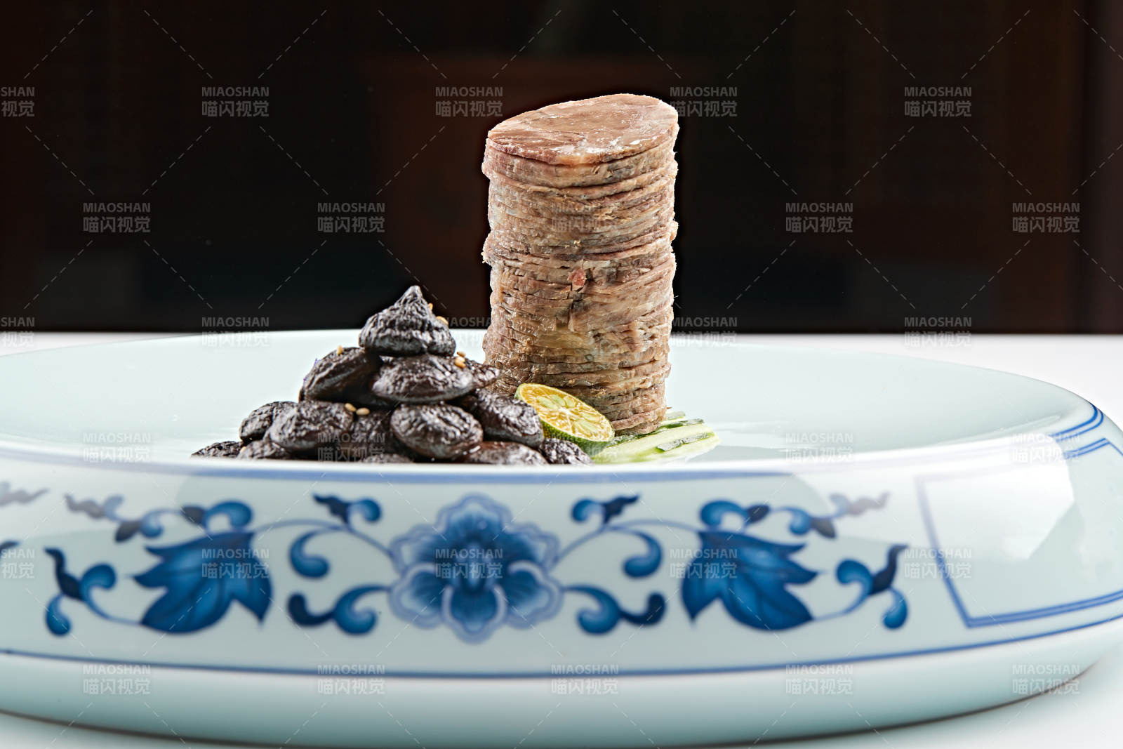 青花瓷盤裝的醬腌口蘑配壓肘花