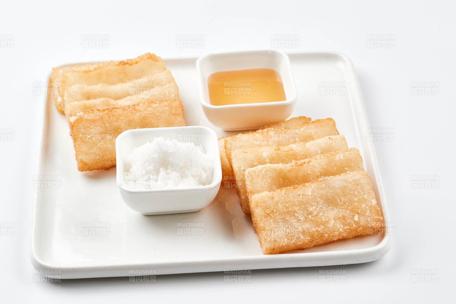 白色瓷盤裝的美味香炸糯米糍粑