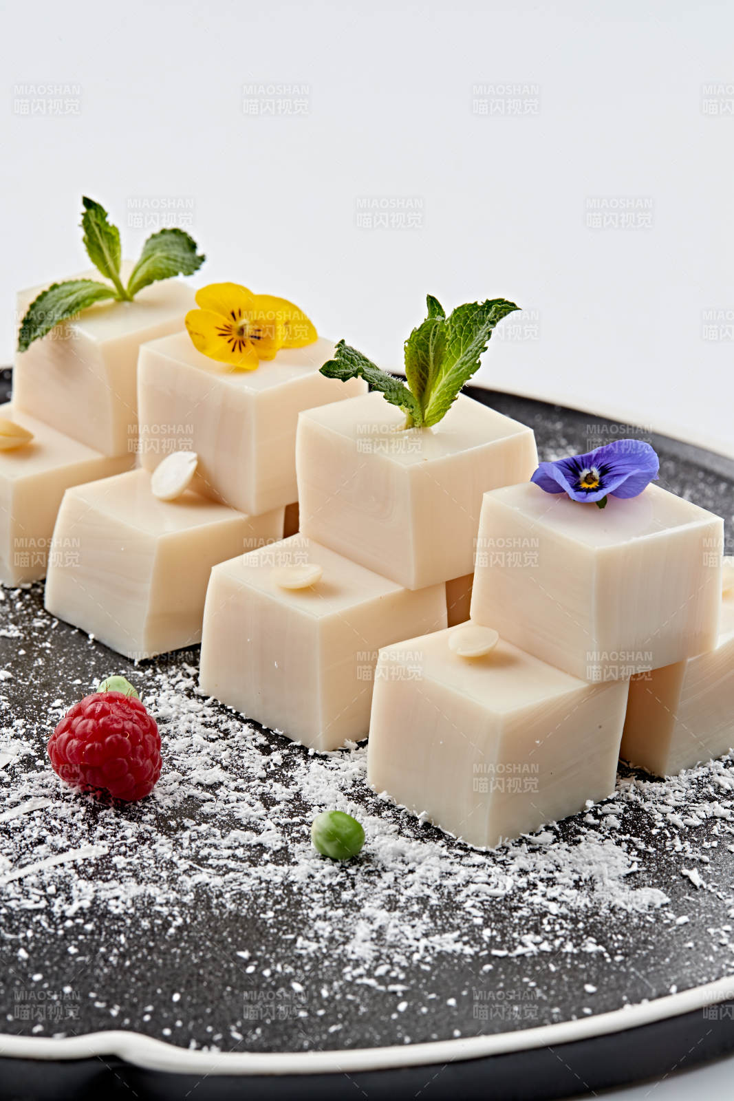 精美餐具装的自制杏仁豆腐