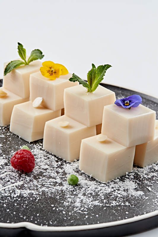 精美餐具装的自制杏仁豆腐