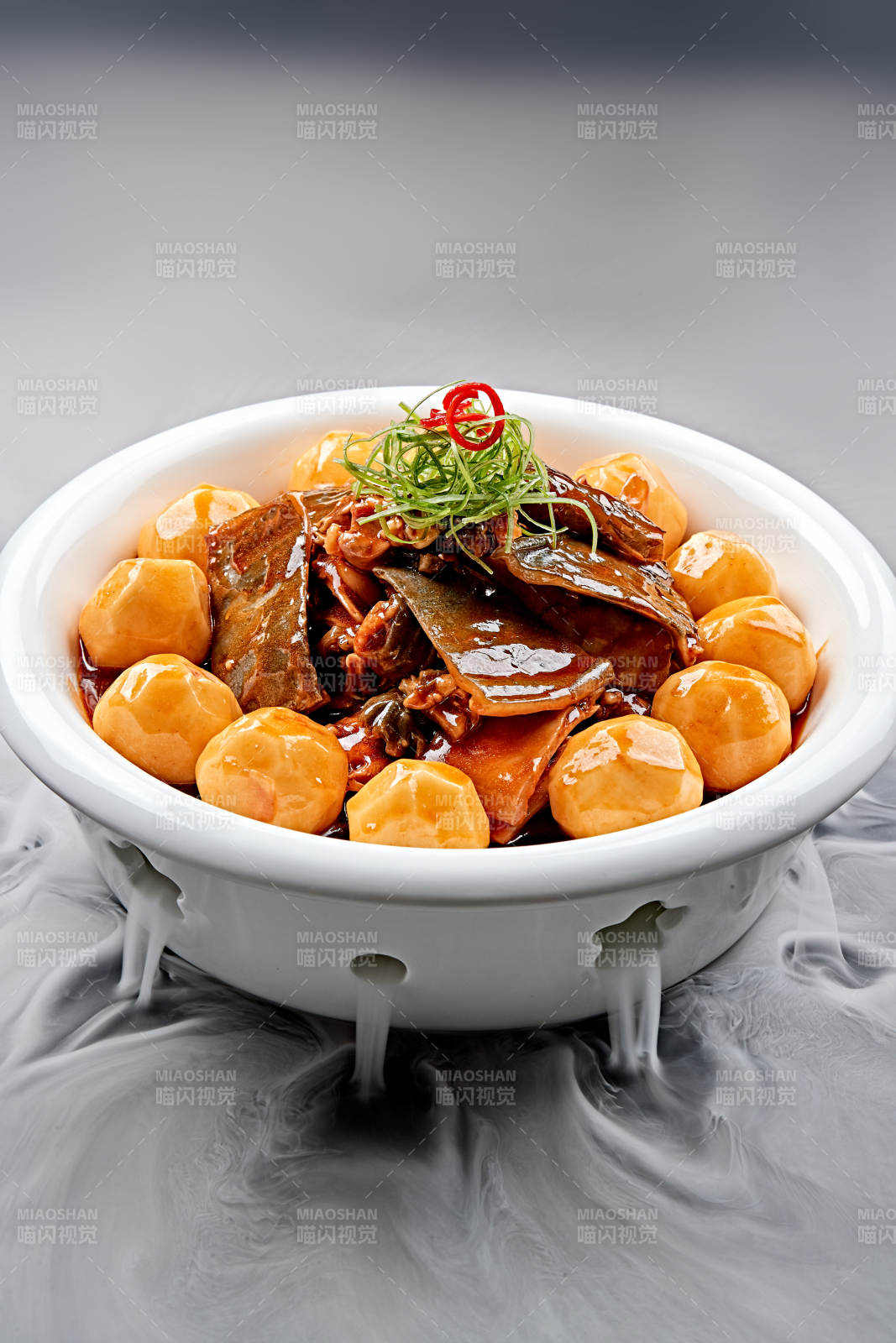 白色瓷餐具裝的濃香紅燒土豆燉甲魚