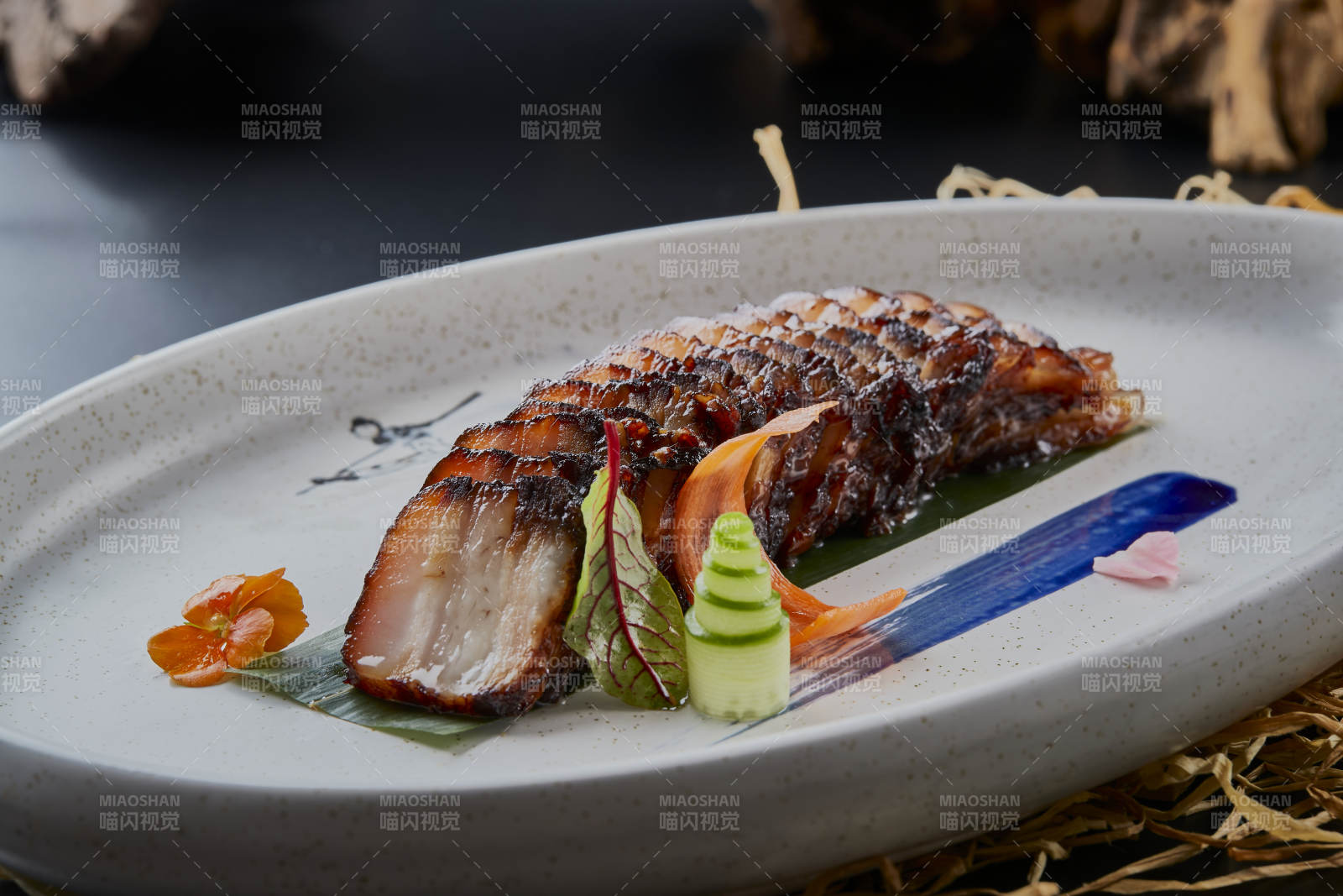 精美餐具裝的秘制廣味叉燒肉