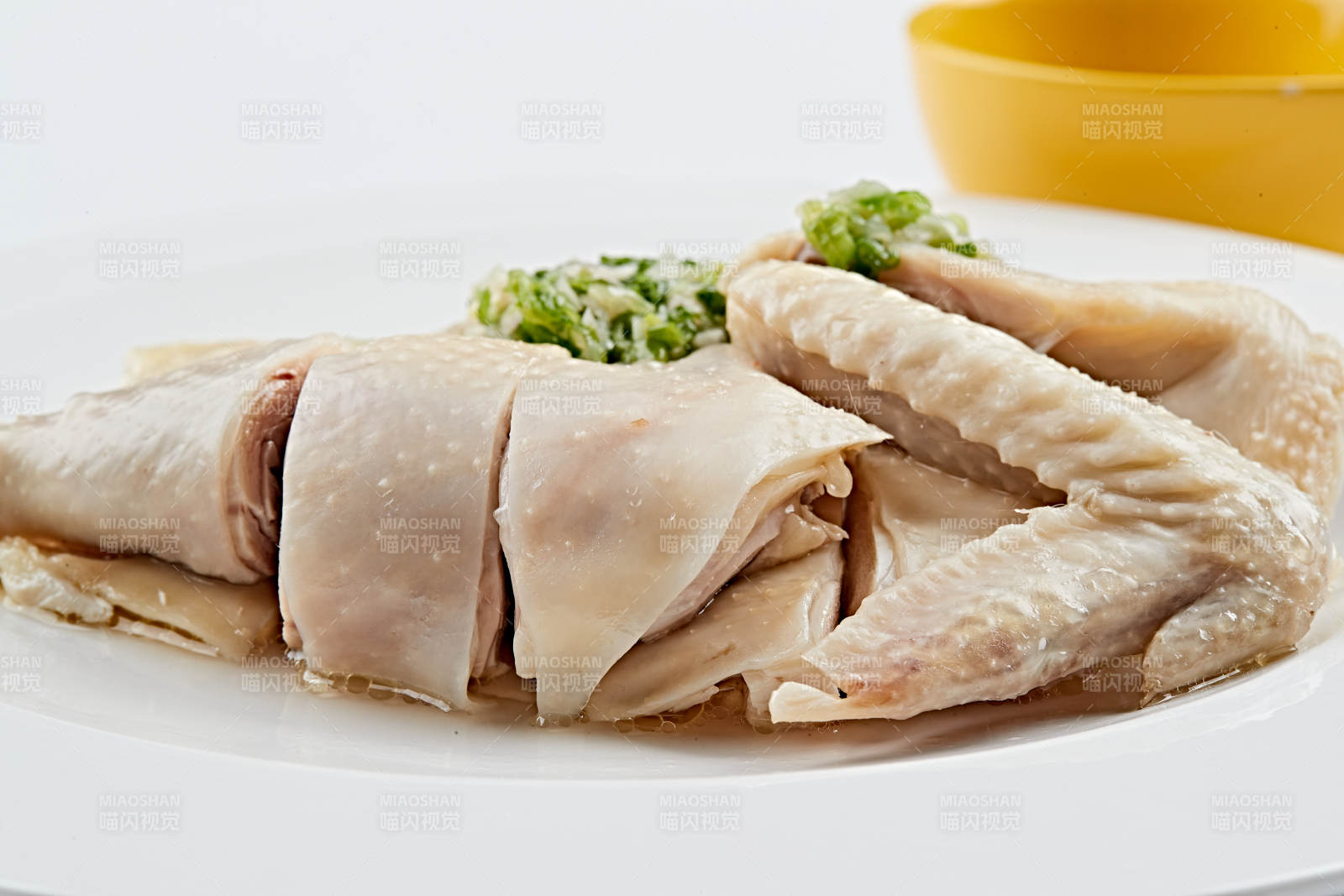 白色盤裝的廣式蘸汁白切雞