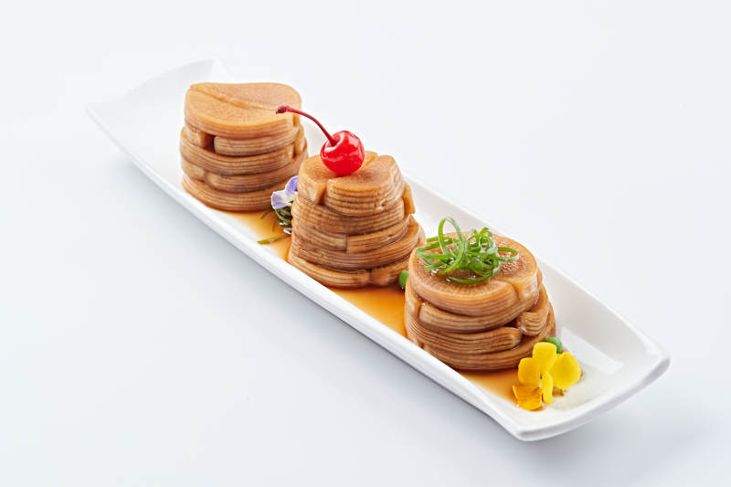 白色瓷盘装的腌渍萝卜