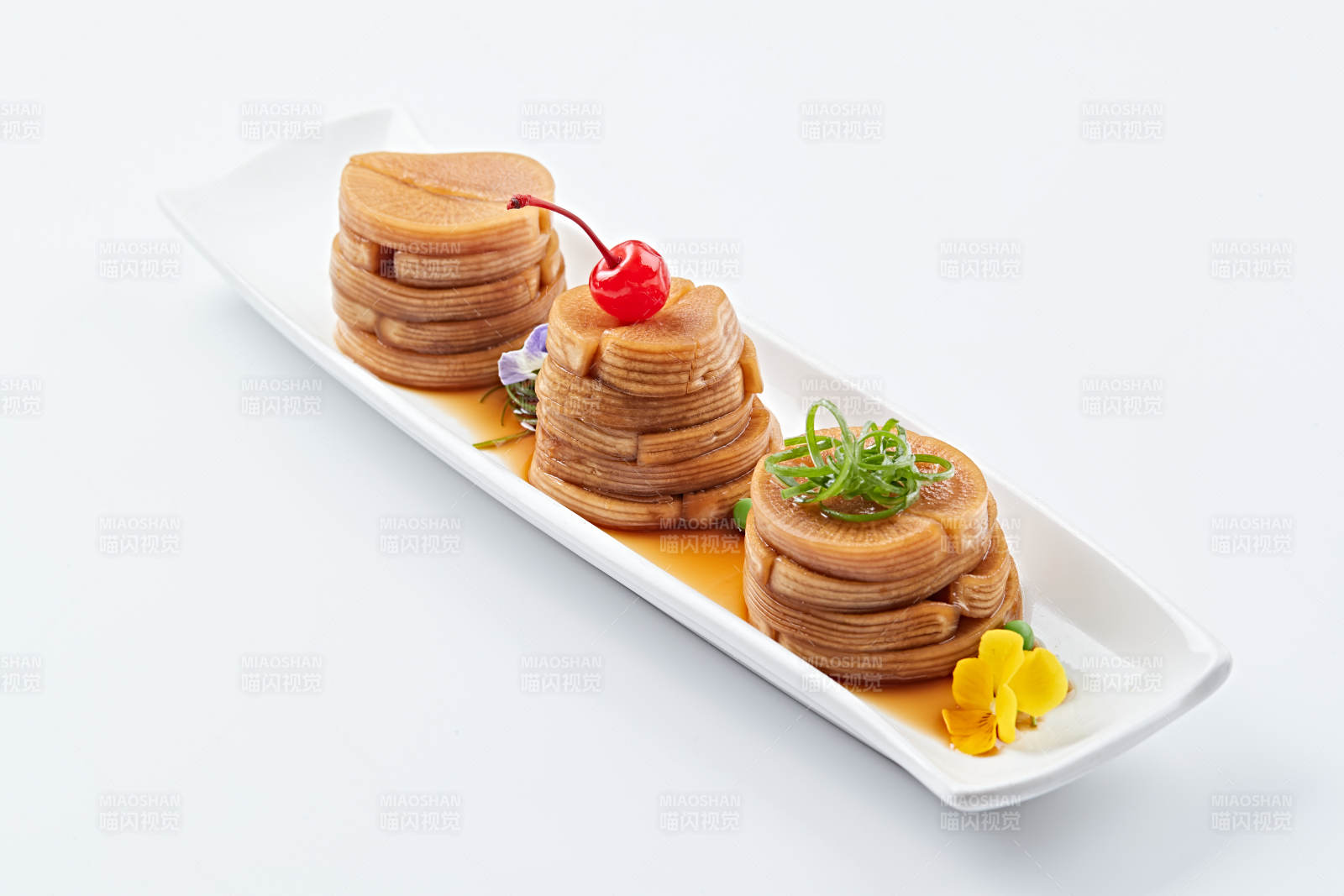 白色瓷盤裝的腌漬蘿卜