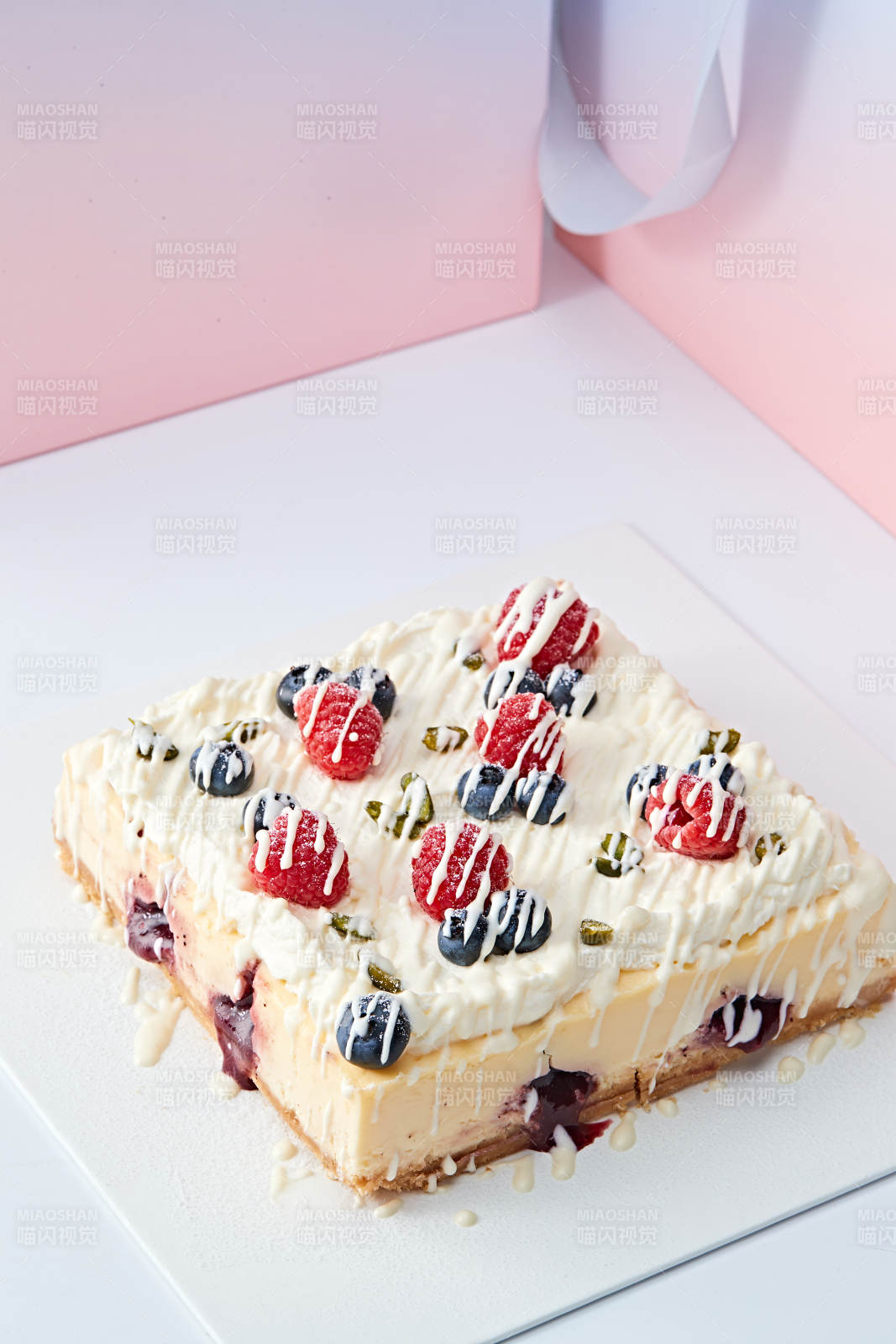 蓝莓树莓鲜奶慕斯蛋糕