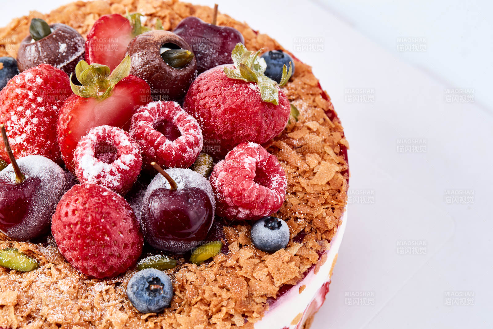 鮮水果點(diǎn)綴的鮮奶慕斯草莓烤堅(jiān)果生日蛋糕