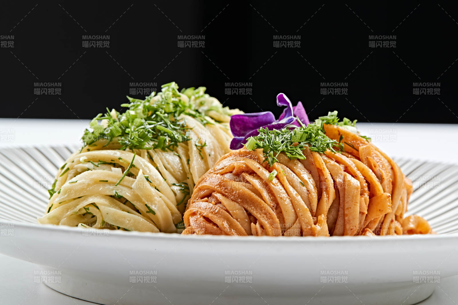 精美瓷餐具裝的雙味雙色蕎麥面