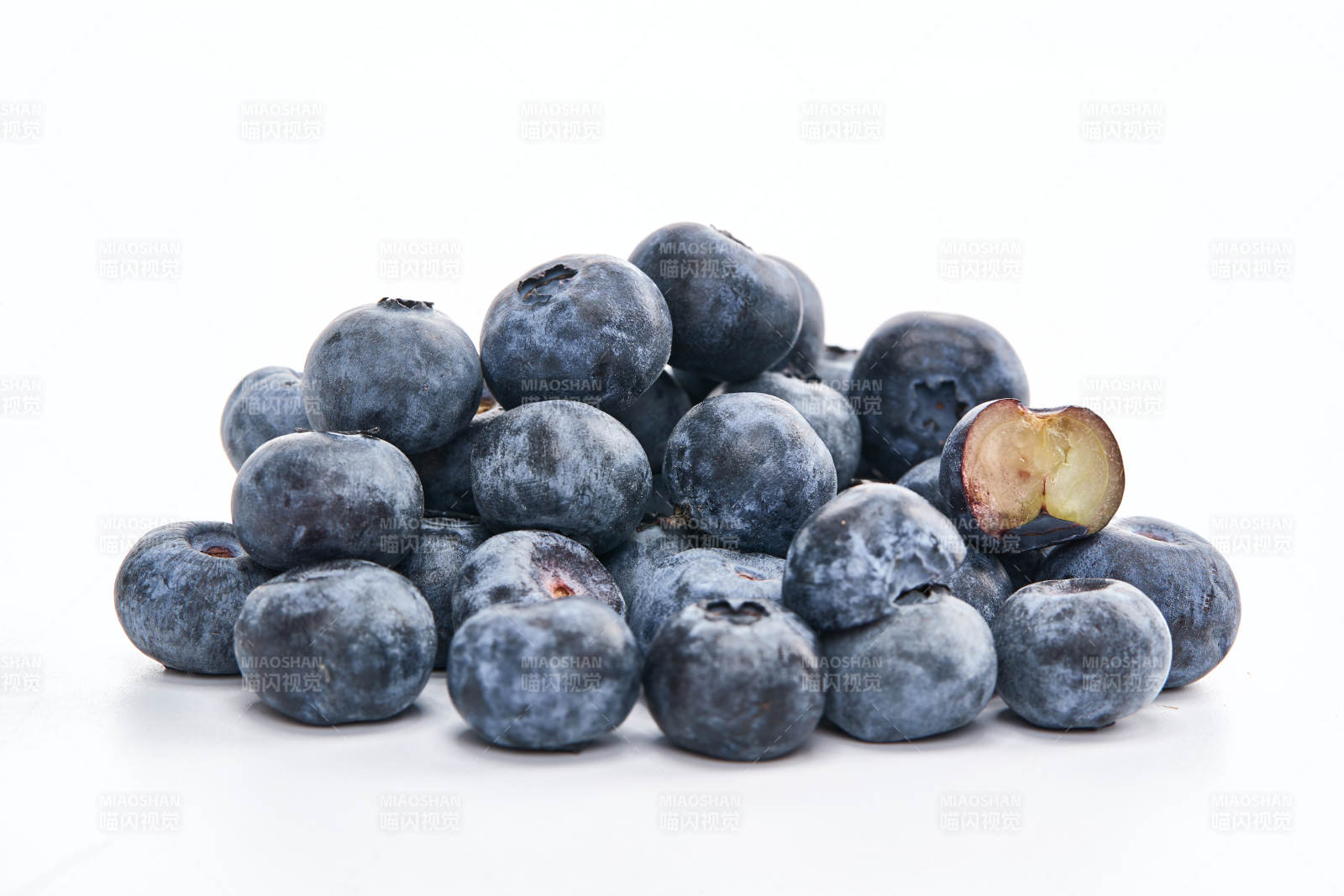 白色背景上擺放的水潤新鮮藍莓果