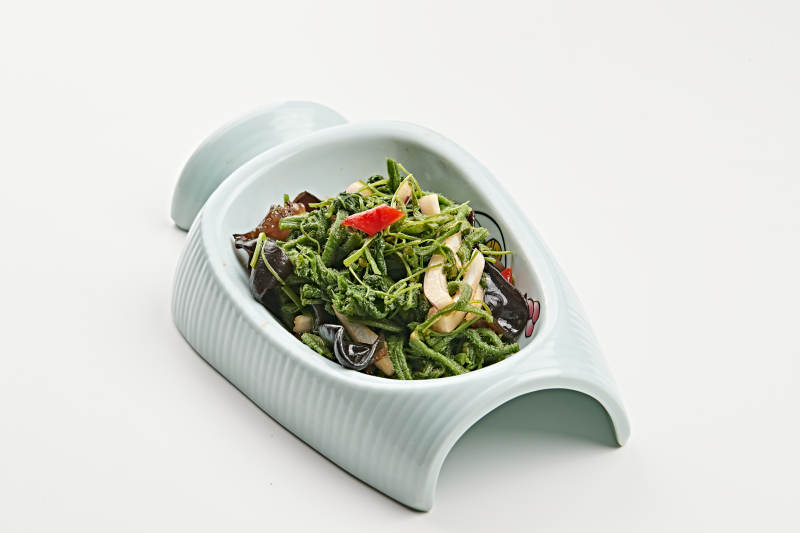 精美餐具装的木耳洋葱拌蕨菜