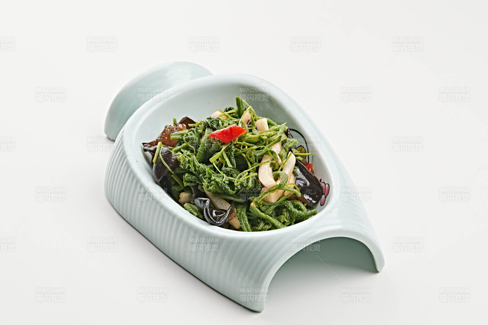 精美餐具裝的木耳洋蔥拌蕨菜