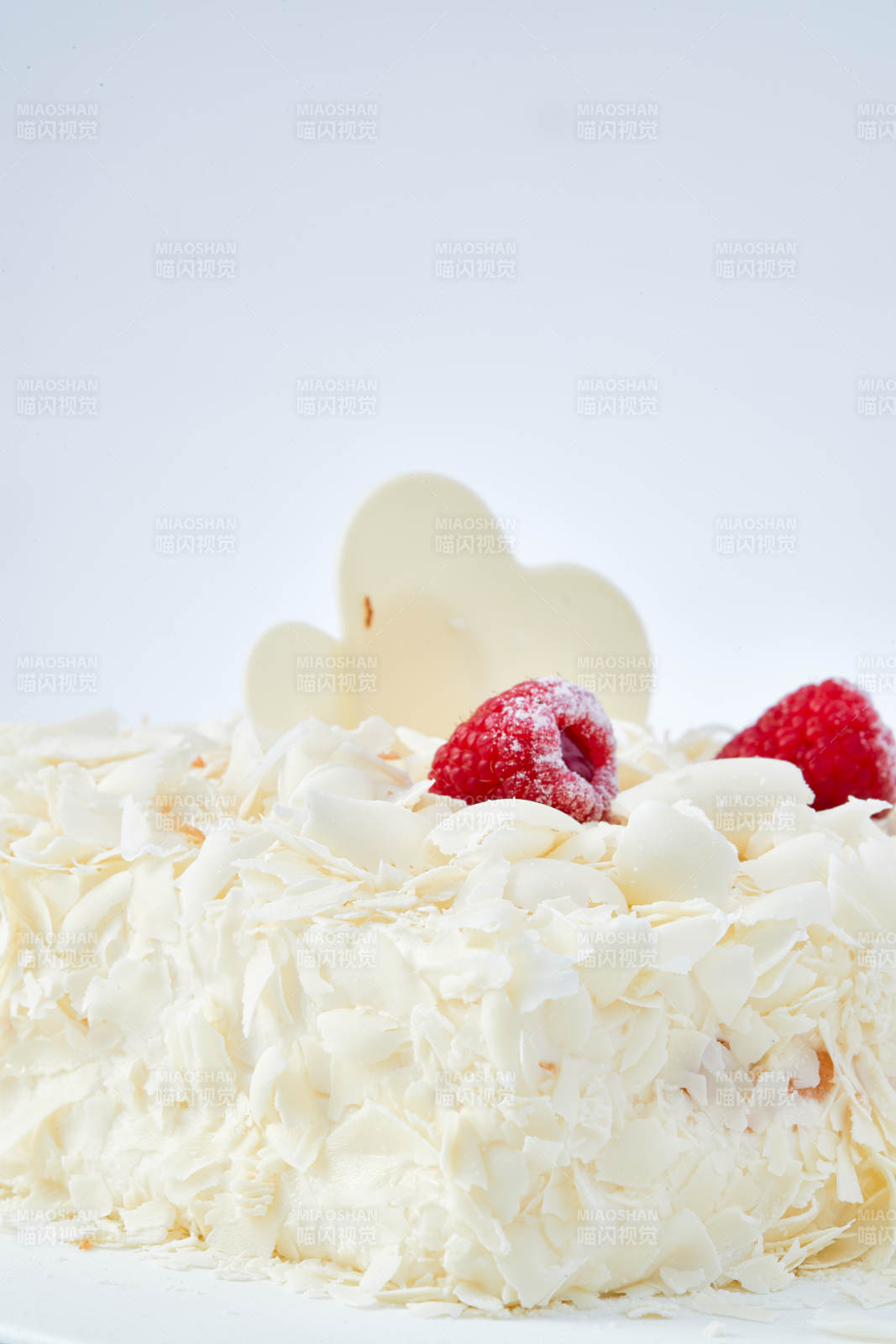 草莓白巧克力榴莲慕斯生日蛋糕