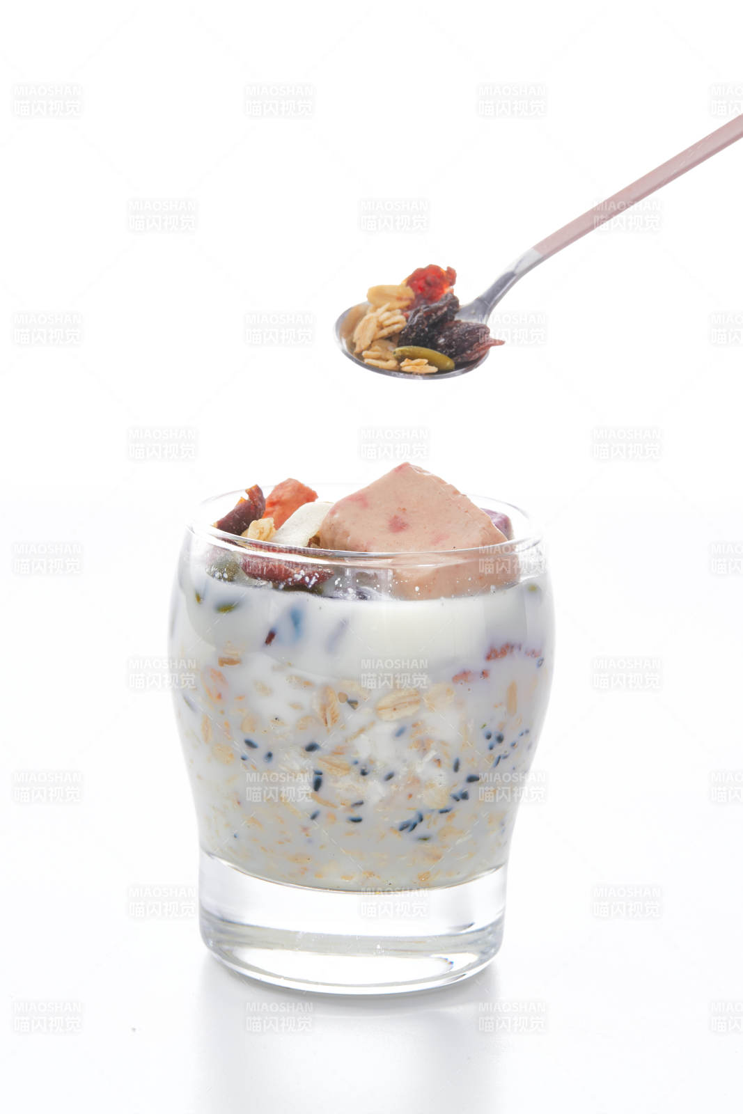 美味健康的營養早餐堅果混合烤燕麥