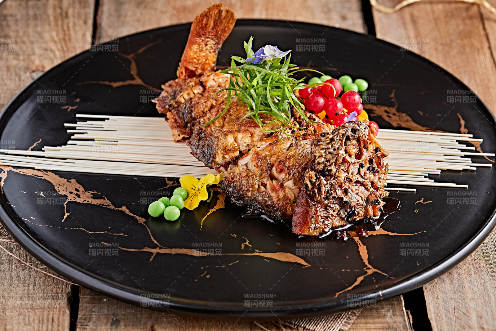 精美瓷餐具装的油炸糟醉鱼