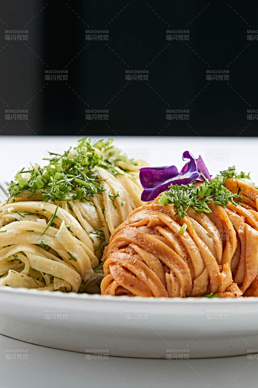 精美瓷餐具裝的雙味雙色蕎麥面