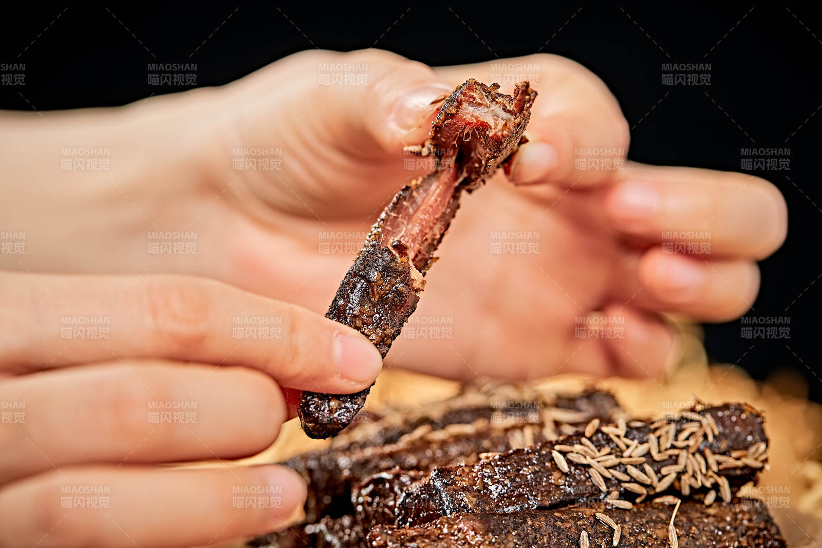 陶瓷餐具装摆的内蒙古特产牛肉干