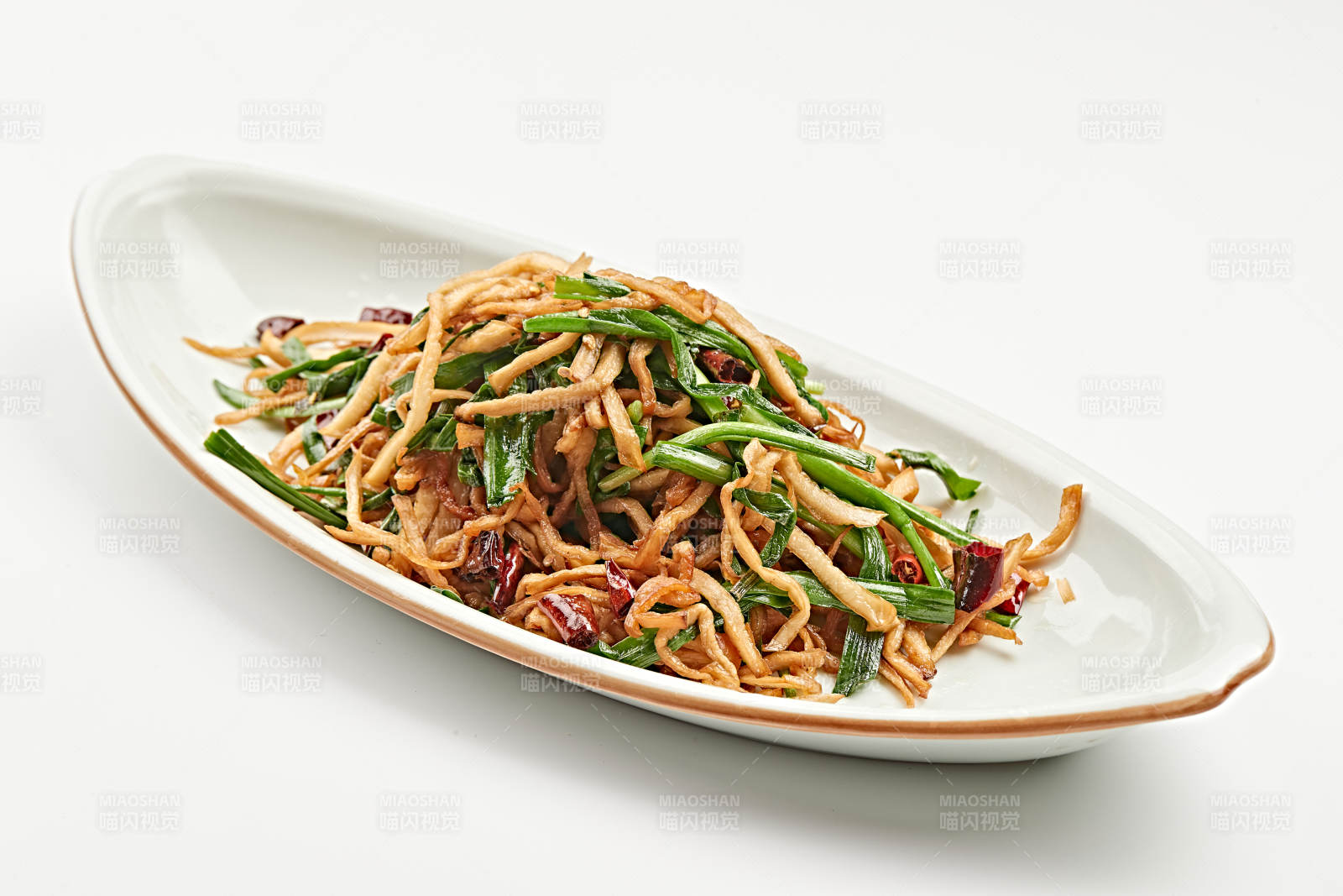 白色瓷盘装的韭菜辣炒杏鲍菇