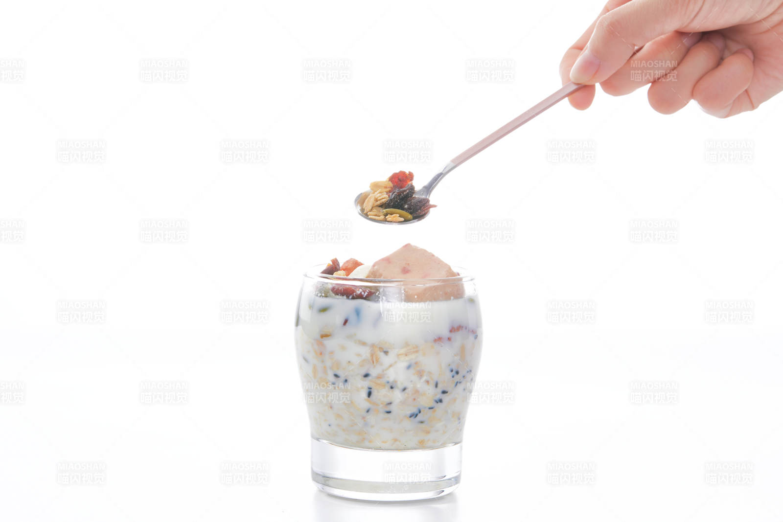 美味健康的营养早餐坚果混合烤燕麦