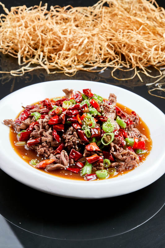 白色瓷盘装的水煮香辣牛要花