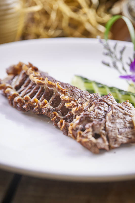 撒椒盐香烤牛肋拆骨肉