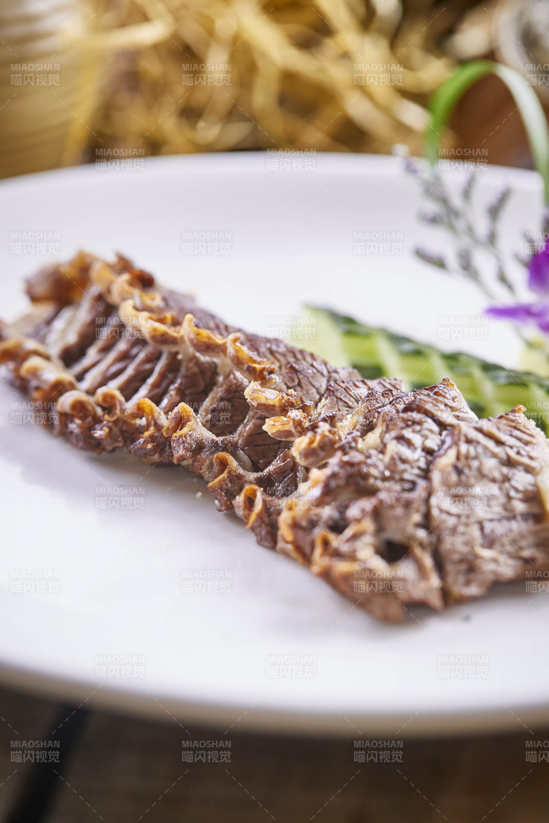 撒椒盐香烤牛肋拆骨肉