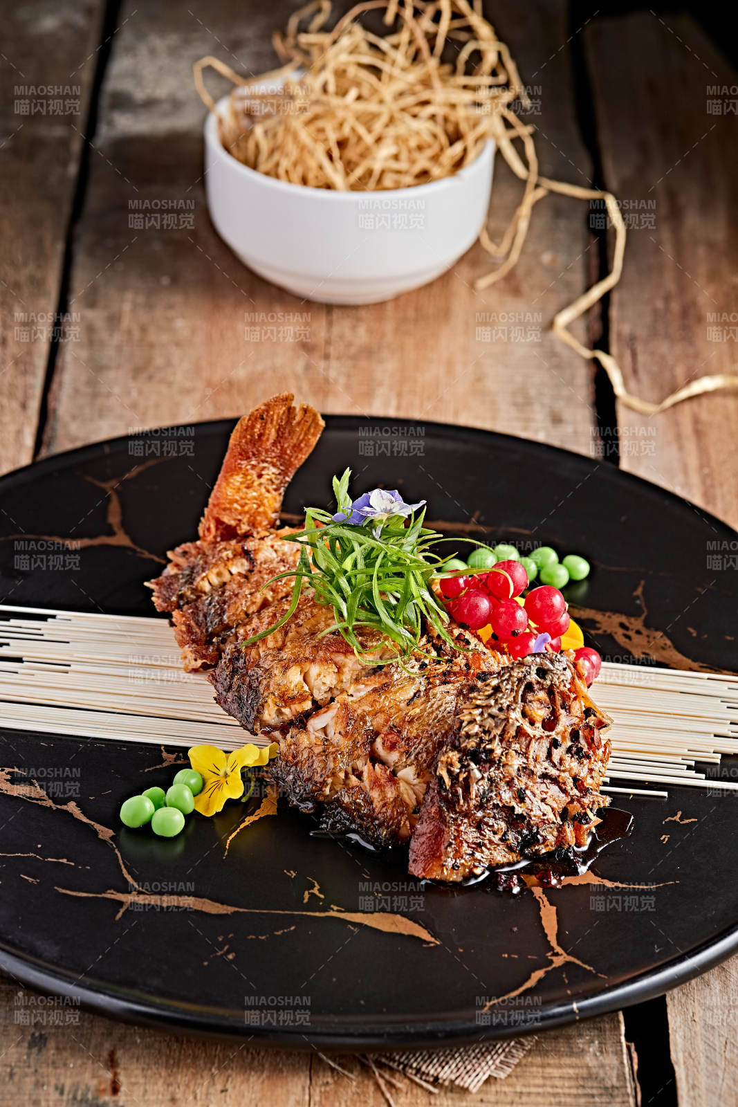 精美瓷餐具裝的油炸糟醉魚