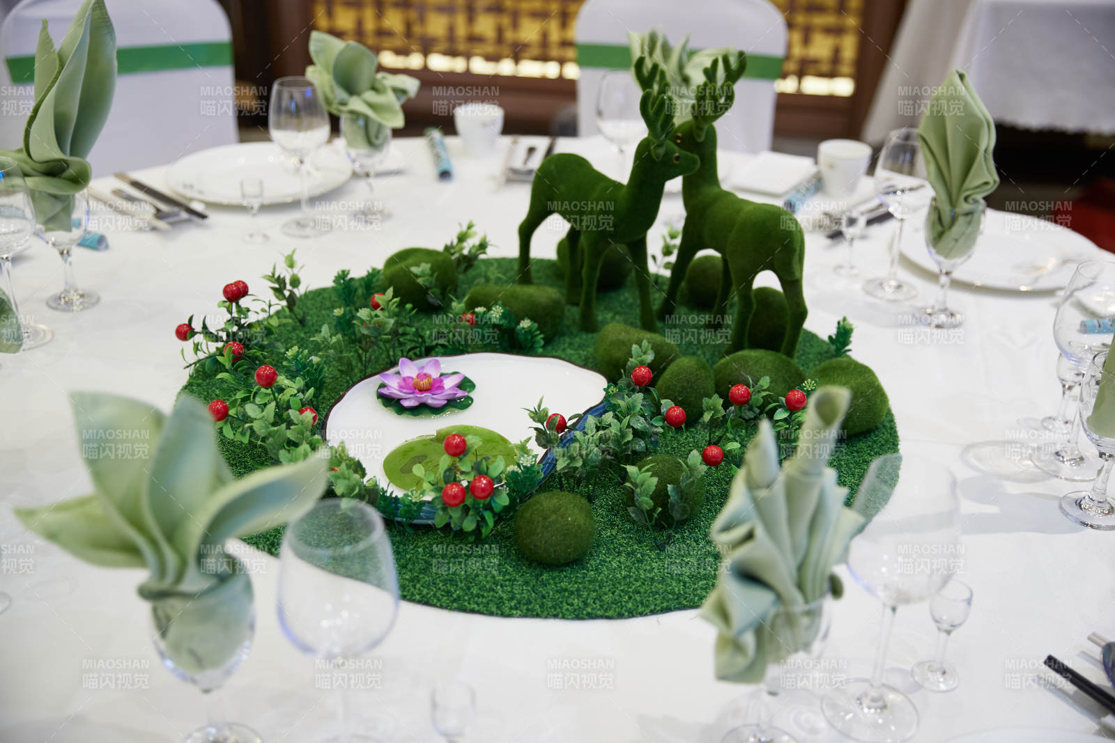 人与食物紧张忙碌的中餐厨房