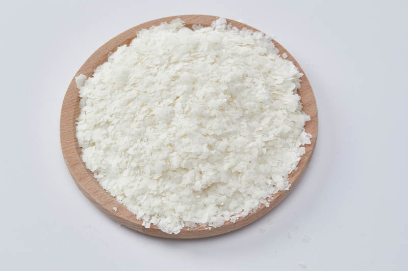 白色背景上的速食土豆泥顆粒