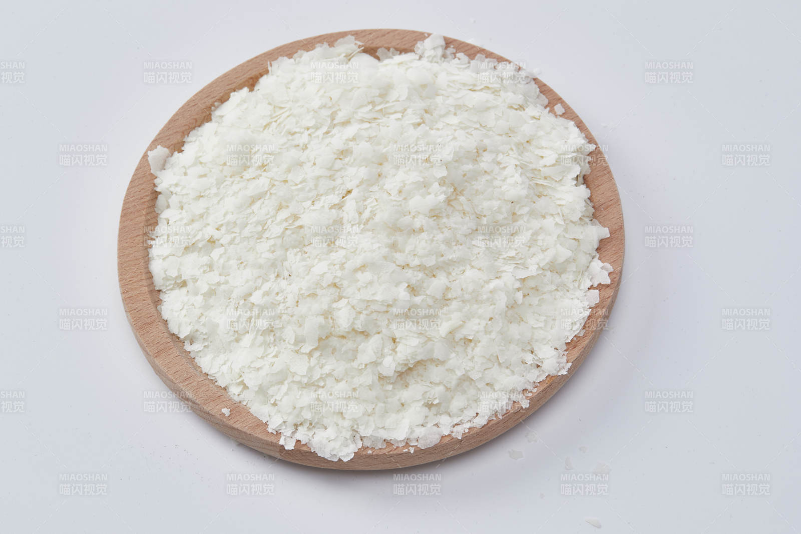 白色背景上的速食土豆泥顆粒