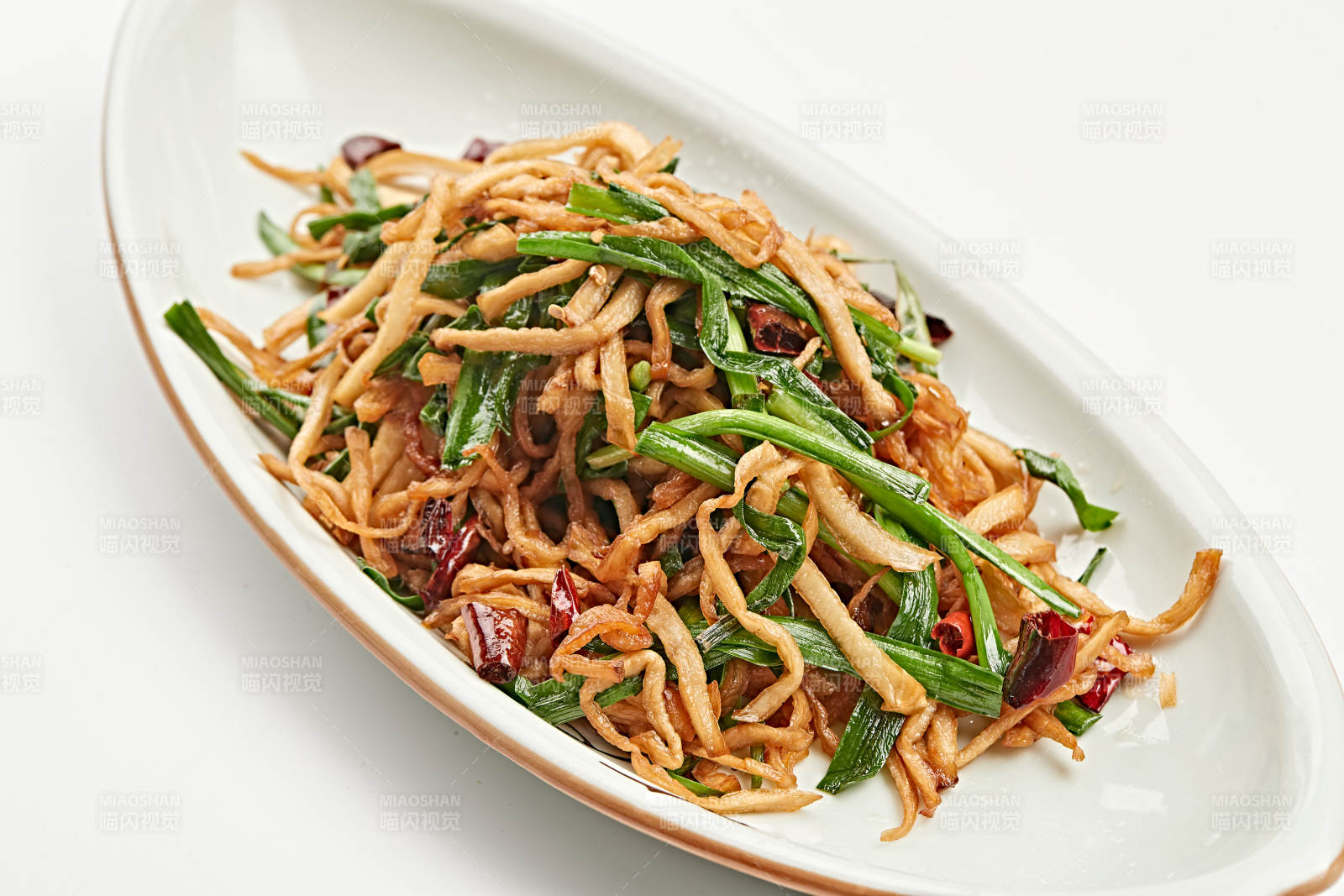 白色瓷盘装的韭菜辣炒杏鲍菇