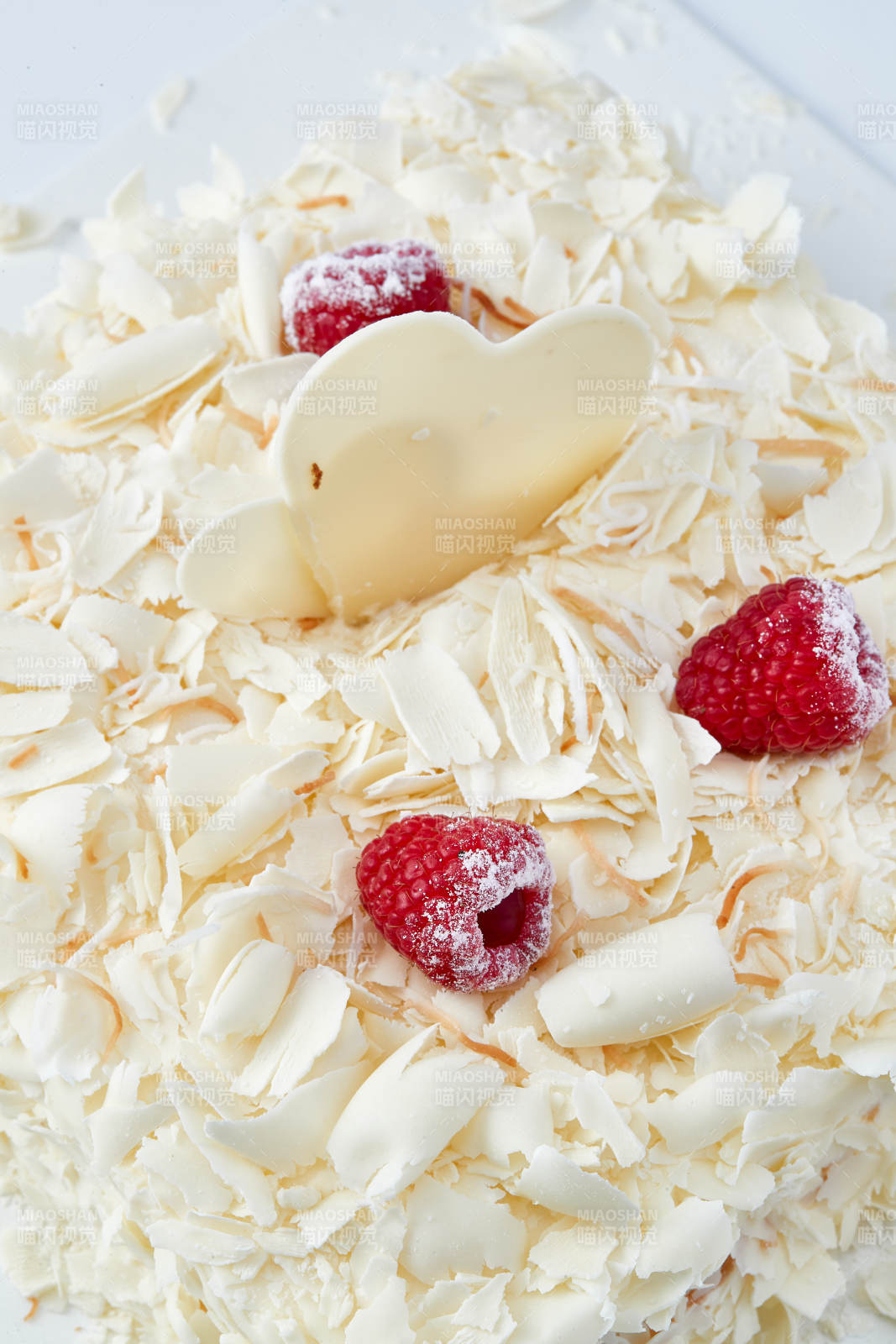 草莓白巧克力榴莲慕斯生日蛋糕