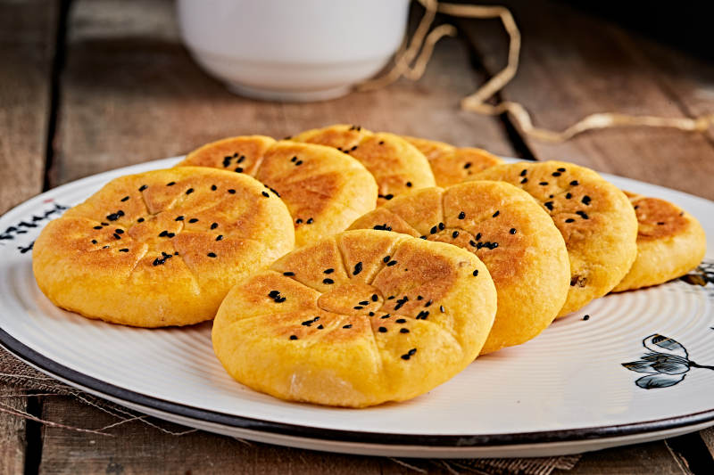 白色瓷盘装粗粮豆沙饼