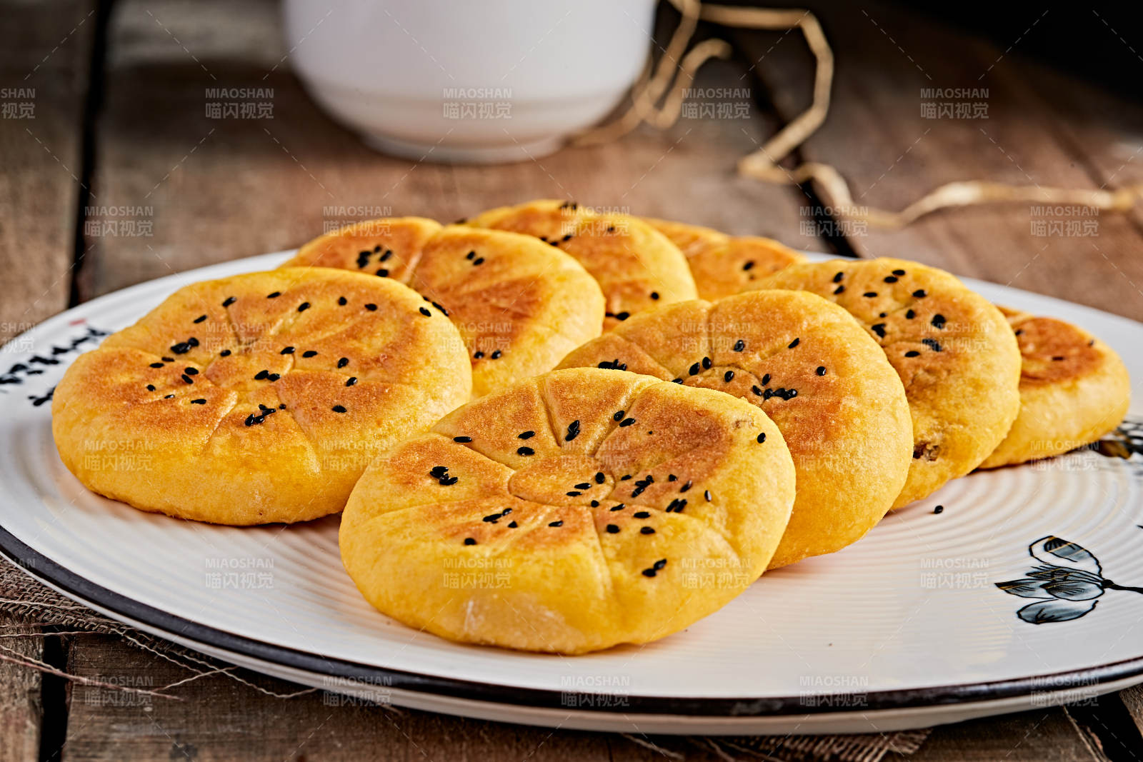 白色瓷盘装粗粮豆沙饼