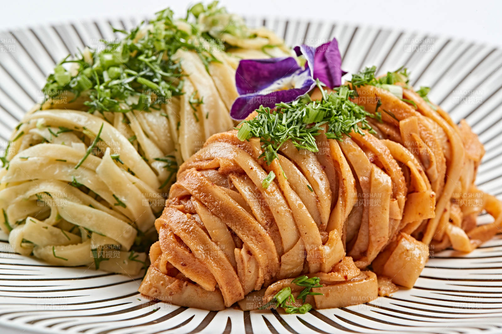 精美瓷餐具裝的雙味雙色蕎麥面